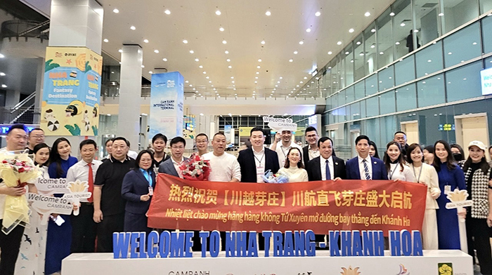 Đoàn Famtrip Thành Đô (Trung Quốc) chụp hình lưu niệm tại cảng hàng không quốc tế Cam Ranh.